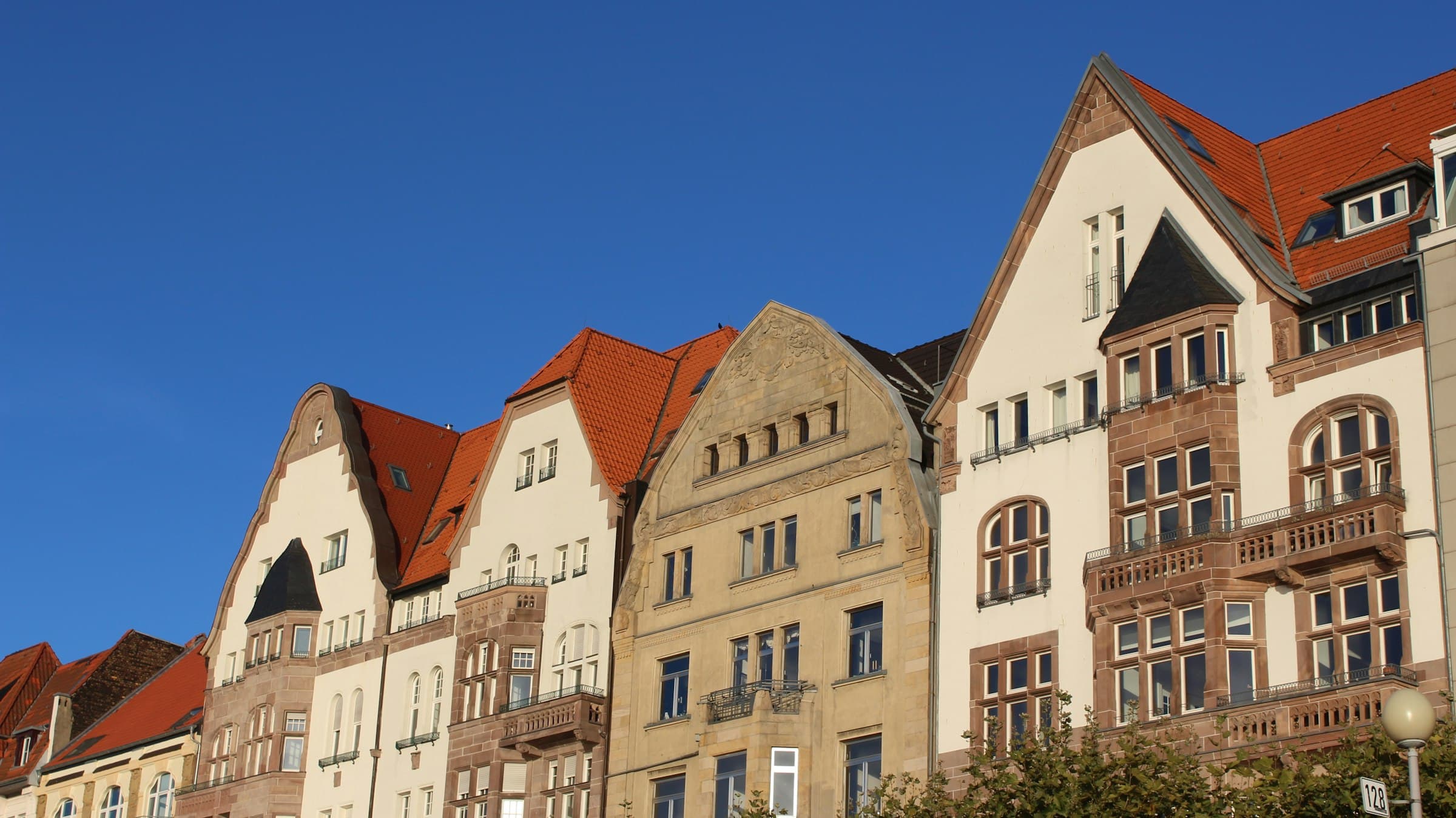 Gründerzeit-Fassaden mit roten Ziegeldächern