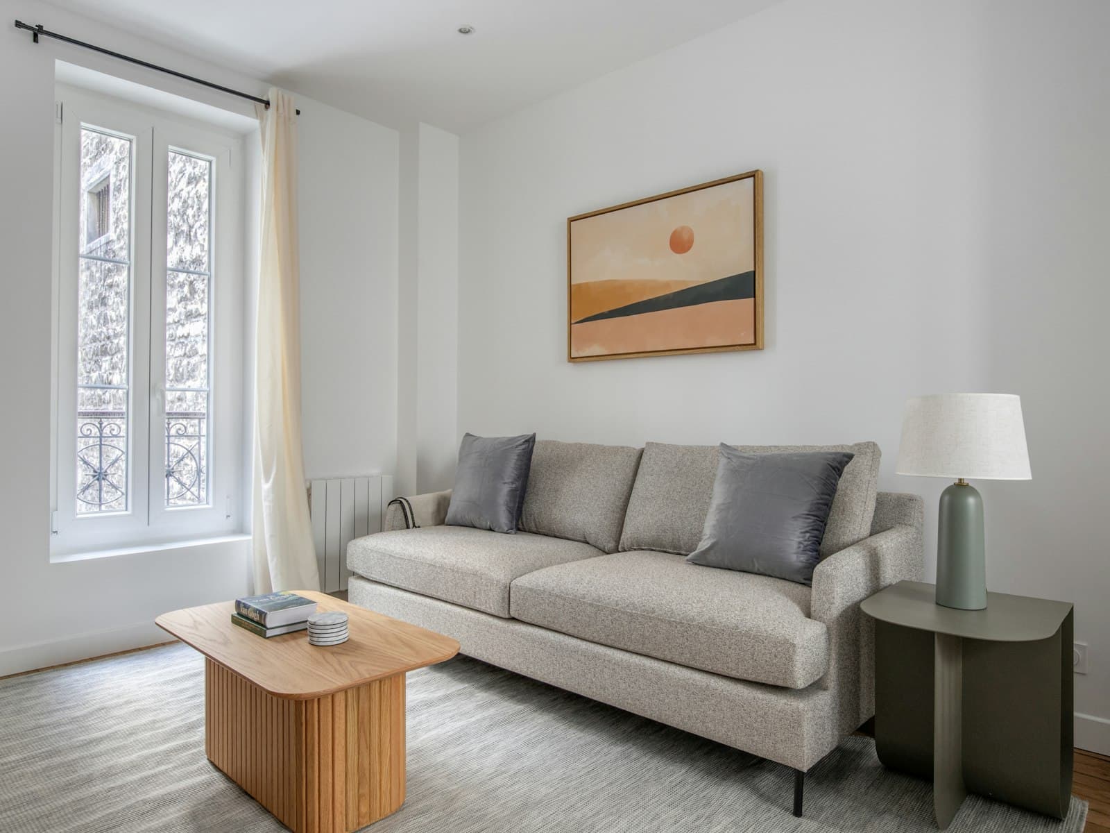 Helles Wohnzimmer mit Sofa und Holzmöbeln