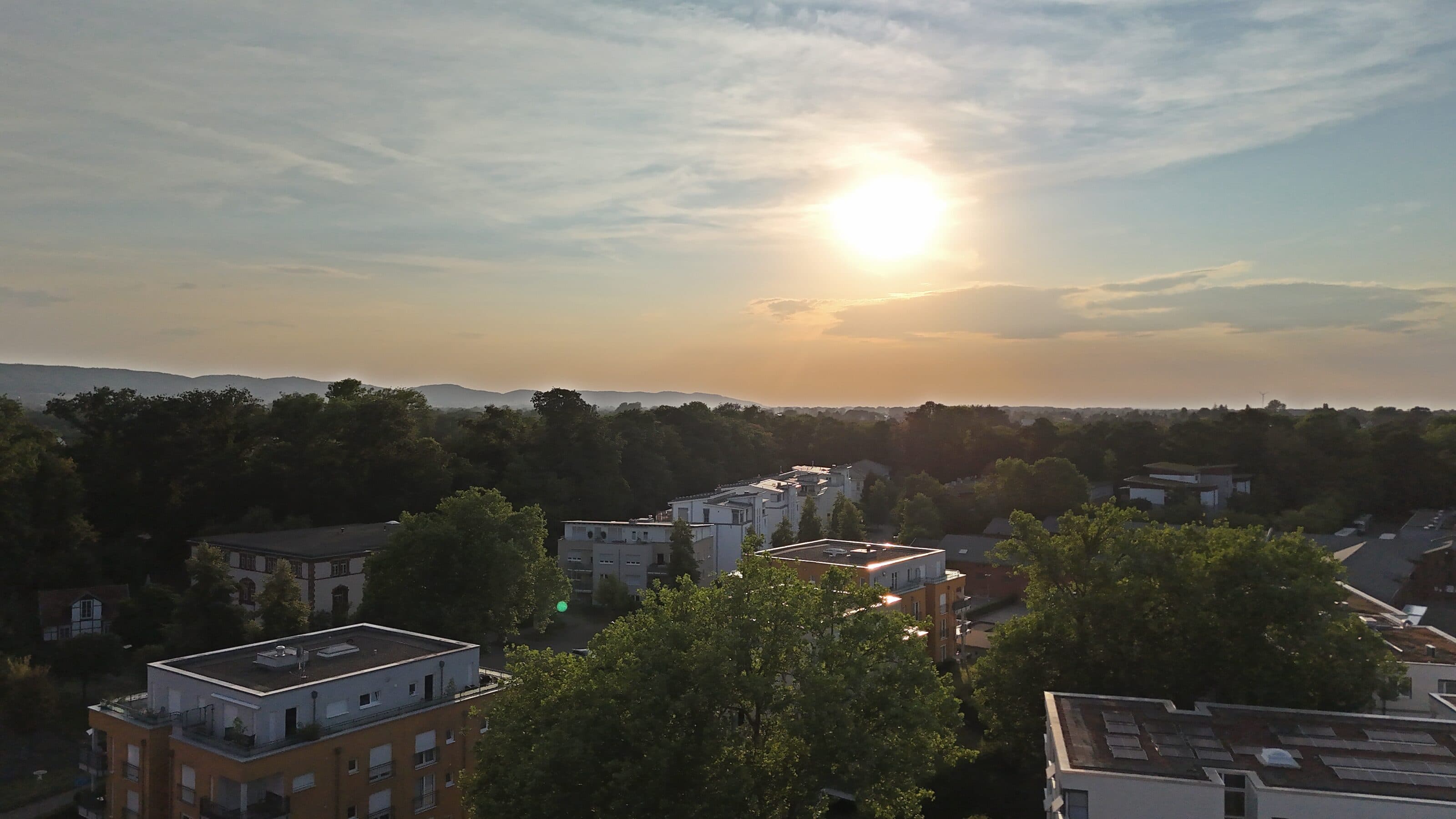 Abendsonne über den Dächern von Minden, im Hintergrund ein Höhenzug