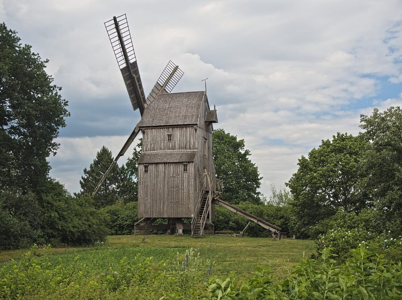 Historische Bockwindmühle im Kreis Minden-Lübbecke