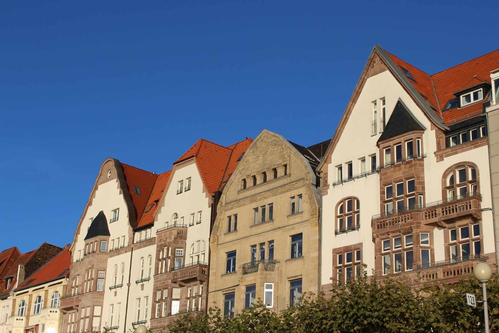 Backstein-Wohnhäuser mit Giebeln in Deutschland